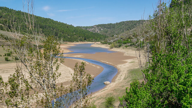 R&iacute;o Cuervo , concepto de sequia y r&iacute;o con caudal m&iacute;nimo visible , sequia en Espa&ntilde;a concepto cambio clim&aacute;tico