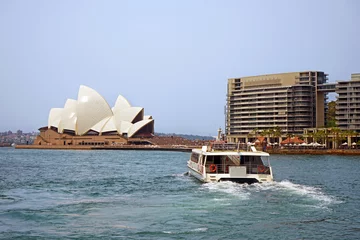Foto op Canvas Ferry leaving the cirqular quay wharves and the opera house. © OlgaMaria