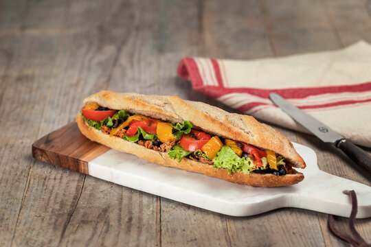 Sandwich rustique au thon et olives