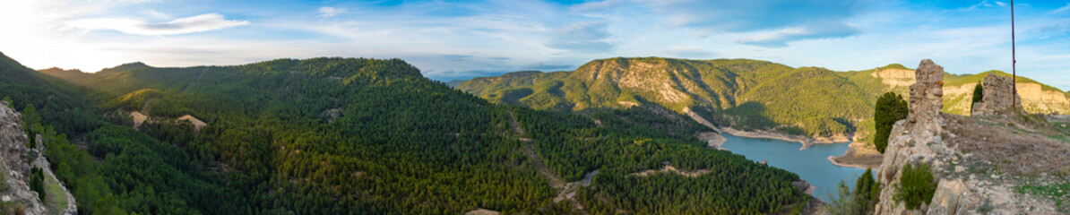 Vistas del Castillo de la Vizaña en el embalse de Arenóso