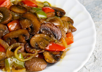 Sauteed mushrooms with onions and peppers. It is eaten as an appetizer with meals. (Turkish name; soslu mantar mezesi)