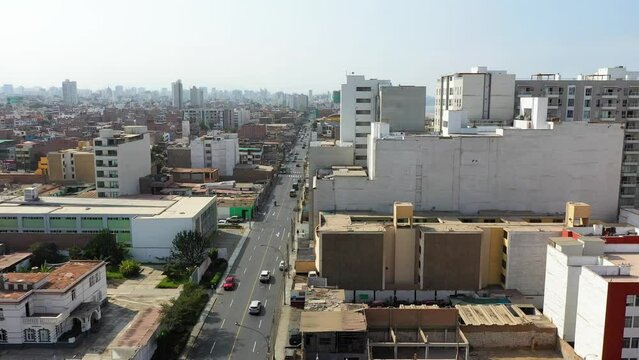 Toma a&eacute;rea de edificio con drone