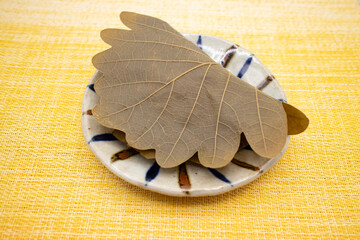 陶器皿にのった柏餅1個、和菓子　俯瞰 
Japanese traditional sweets "Kashiwa mochi" on a ceramic plate.