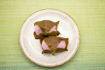 陶器皿にのった桜餅・道明寺2個、和菓子
Japanese sweets "Sakura mochi Doumyouji" on a ceramic plate.