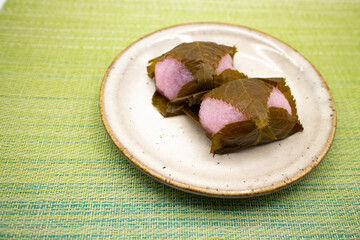 陶器皿にのった桜餅・道明寺2個、和菓子
Japanese sweets "Sakura mochi Doumyouji" on a ceramic plate.