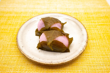 陶器皿にのった桜餅・道明寺2個、和菓子
Japanese sweets 