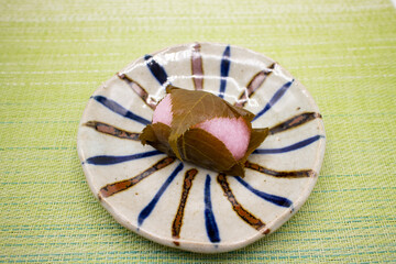 陶器皿にのった桜餅・道明寺1個、和菓子
Japanese sweets "Sakura mochi Doumyouji" on a ceramic plate.