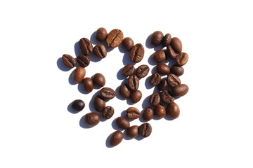 Obraz premium Roasted coffee beans lie in a pile on a white background.
