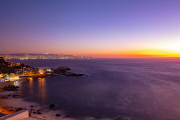 Fototapeta premium atardecer em Playa de Cochoa, Viña del Mar, Valparaíso, Chile