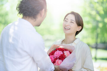 メインビジュアルにも！母の日や結婚記念日誕生日などにプレゼントなど贈り物をする男性