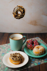 Donas voladoras con café