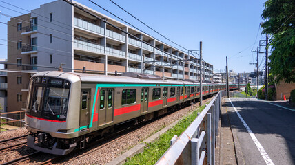 Naklejka premium 新しい街を駆け抜ける通勤電車