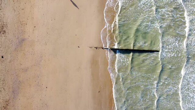 Plages du d&eacute;barquement, seconde guerre mondiale, Juno Beach, Courseulles-sur-Mer, vue a&eacute;rienne, drone, 4K