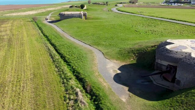 Blockhaus, Normandie, Batterie militaire de Longues-sur-Mer, vue a&eacute;rienne, drone, 4K