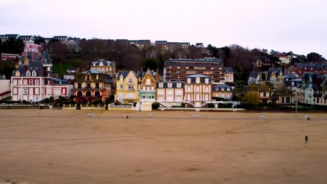 Maisons normandes en bord de plage au coucher du soleil