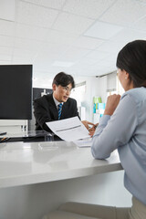 Obraz premium 직원에게 은행 상품을 안내받고 있는 고객