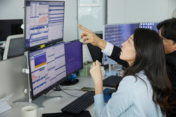 모니터를 보면서 하는 팀회의