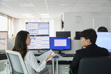 여러개의 모니터를 보면서 일하는 금융회사 직원들