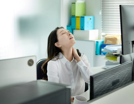 업무중에 목을 스트레칭 하는 직원 