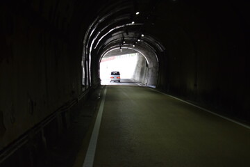 車がトンネルを通った後