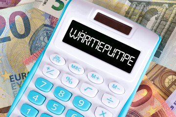 Taschenrechner, Euro Geldscheine und Kosten für den Einbau von Wärmepumpe