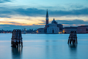 Blick auf San Giorgio Maggiore von Punta della Dogana in Venedig am frühen Morgen