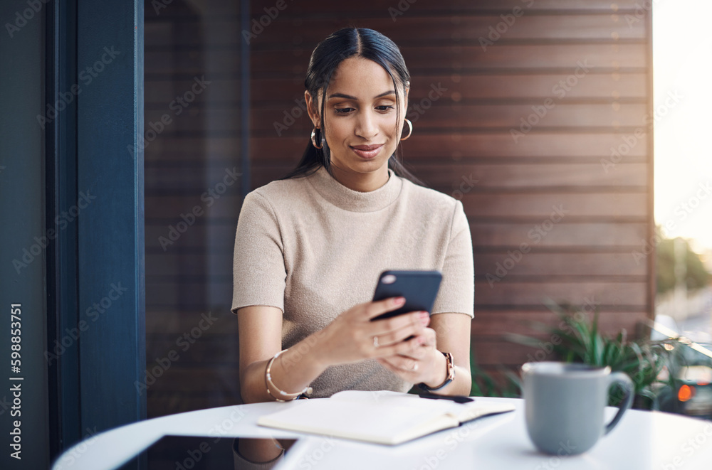 Aufkleber Gotta reply to this message quickly. an attractive young businesswoman sending a text while working in her office.