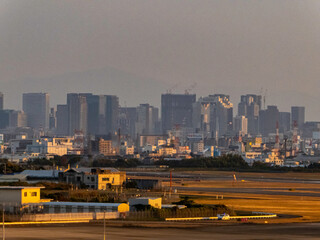 夕暮れの大阪の街