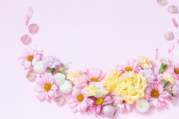 Fototapeta na wymiar beautiful flowers on pink background