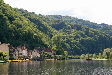 Fototapeta na wymiar river dordogne in beaulieu-sur-dordogne in france 