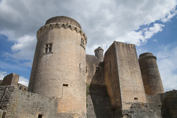 Fototapeta na wymiar Le tour ronde et la tour carrée du château médiéval de Bonaguil (Lot-et-Garonne)