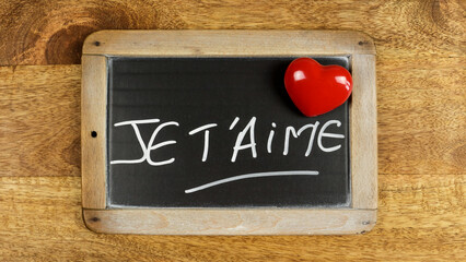  les mots "je t'aime" écrit en français sur une ardoise