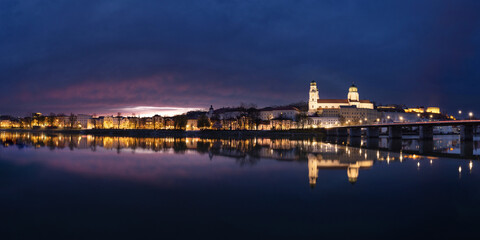 Passau zum Sonnenuntergang vom Inn-Ufer