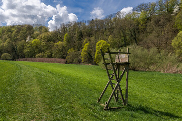 Ansitz auf Wiese