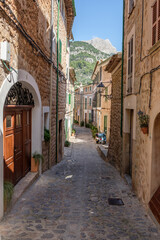 Fototapeta premium Gasse in Fornalutx, Mallorca, Spanien