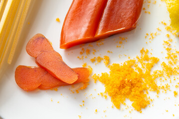 Bottarga di muggine a fette e grattuggiata, cibo sardo, cucina italiana 