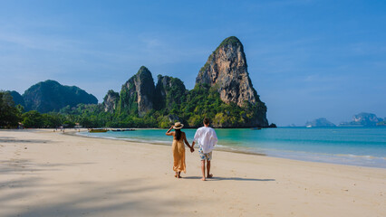 Obraz premium A couple of men and women at Railay Beach Krabi Thailand, the tropical beach of Railay Krabi