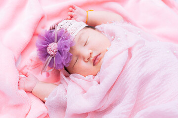 newborn baby,Close-up beautiful sleeping baby boy. Newborn baby sleeping on a blanket, beautiful pictures, seven days, newborn baby wearing large cloth, cloth rose headband.