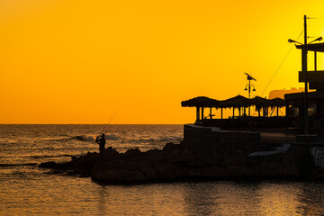 Angler zum Sonnenaufgang auf griechischer Insel Kreta