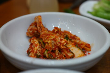 Goetjeori is a type of kimchi, and is a side dish that is eaten by seasoning cabbage and other vegetables immediately.