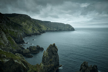 Obraz premium Acantilados de Herdeira en un día nuboso y oscuro