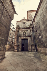 Obraz premium Vista de la entrada de una iglesia desde un callejón en Santiago de Compostela