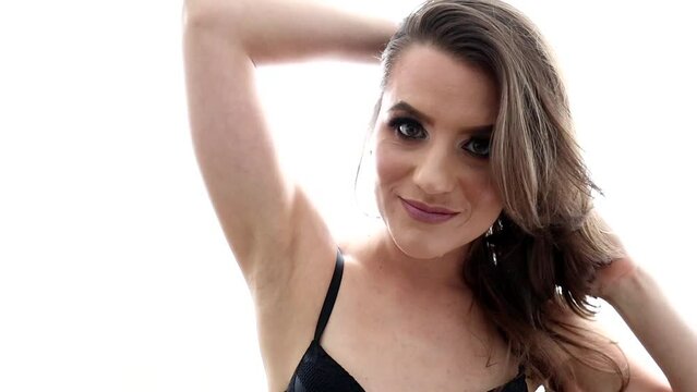 bela mulher de lingerie preta mexendo no cabelo 