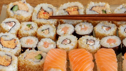 plat de sushi et maki, en gros plan, sur une table	