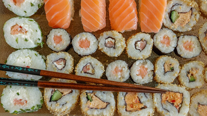 plat de sushi et maki, en gros plan, sur une table	