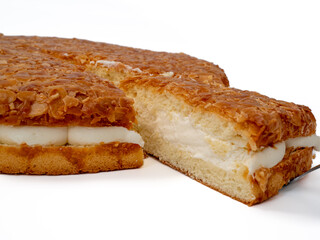 Bee sting cake, light cake with cream filling, with crispy almonds.