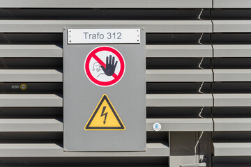 Kiel, Deutschland, Aptil 2023 Symbolbild Transformator auf einem Industiegelände