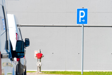 Hinweisschild auf einem Industriegelände auf einen Parkplatz in der Nähe