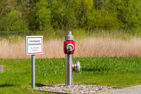 Symbolbild Brandschutz Hydrant auf einem Industriegel&auml;nde mit Schild L&ouml;schwasser Entnahmestelle Nur im Bedarfsfall benutzen