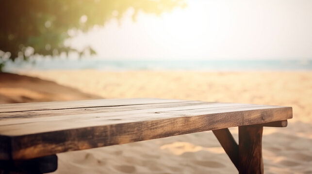 Mesa de madeira rústica vazia no fundo desfocado da bela praia para exibição de produtos de verão de maquete ou anúncio de viagem. Mesa de piquenique com espaço personalizável na mesa - tampo para edi